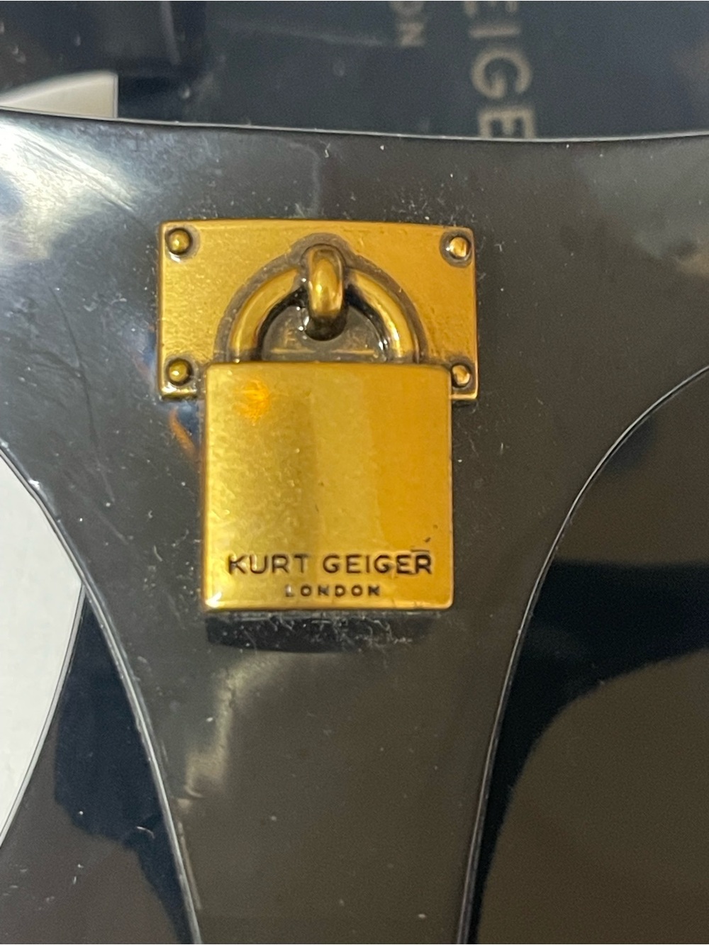 Kurt Geiger Black Patent Jelly Thong Sandals with Gold Lock Accent size 10 - Picture 2 of 6